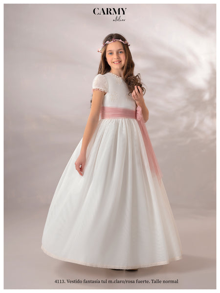 sencillo vestido de comunión con falda lisa y fajín en rosa palo.