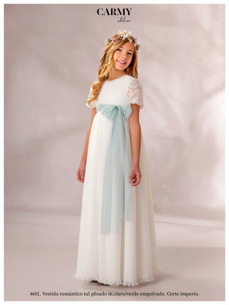 vestido en gasa plisada con manga de encaje y lazo en verde aguamarina