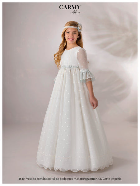 vestido de comunión en tul blanco bordado con bodoques y manga al codo.