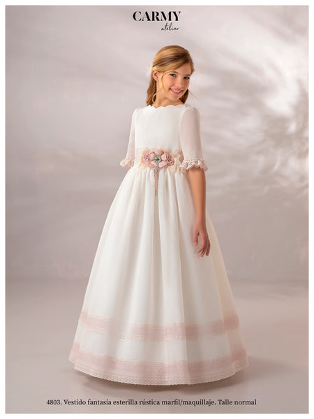 vestido de comunión en blanco roto con adornos en rosa palo y manga francesa rematada en puntilla