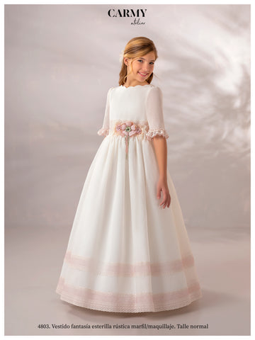 vestido de comunión en blanco roto con adornos en rosa palo y manga francesa rematada en puntilla