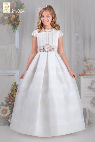 vestido comunión en organdí blanco de manga corta y falda de tablas