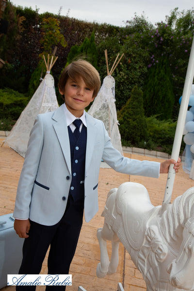 traje de ceremonia de niño con chaqueta, chaleco y corbata