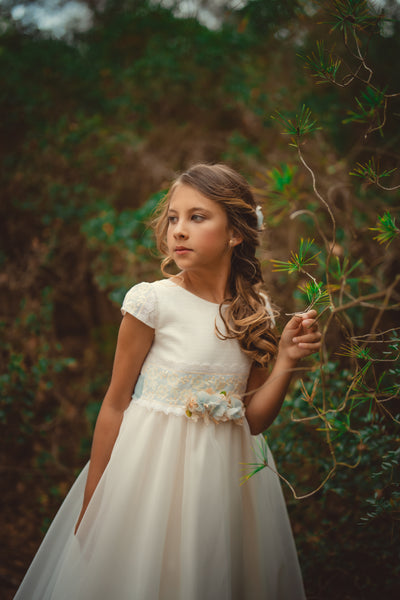 vestido de comunión blanco con lazo azul