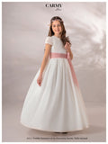 sencillo vestido de comunión con falda lisa y fajín en rosa palo.