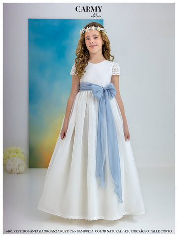 vestido de comunión de falda lisa y lazada azul