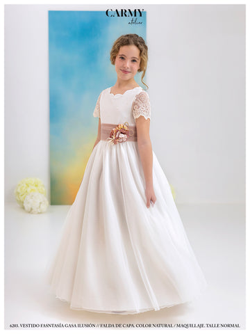 vestido de comunión con falda lisa y manga corta con fajin rosa