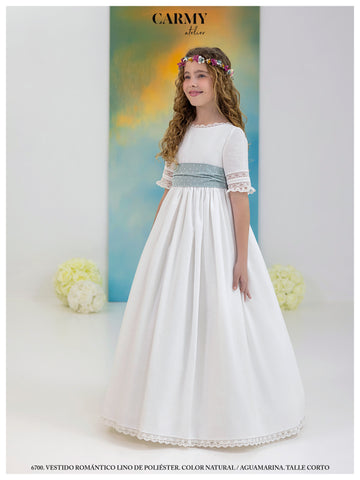 Vestido de comunión de artesanía con manga al codo y fajín azul