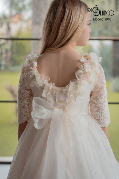 vestido de comunión con escote en la espalda adornado de flores
