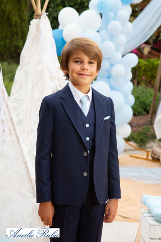ttraje azul marino de niño con chaleco y corbata